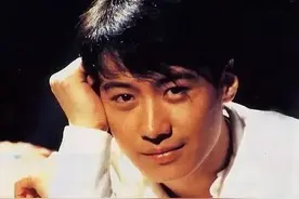 黎明人到中年也不油腻，穿一身黑色风采依旧，英俊的气质十分显著图片