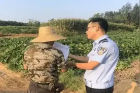 农民田间小路开三轮被罚，怒将交警告上法院，小路不在道路划分内图片