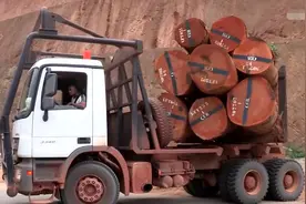 非洲小哥开奔驰卡车运红木，一车50吨一根卖几十万，路上全是车祸图片