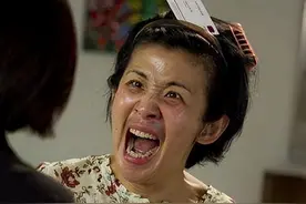 别以为脸上抹灰就是丑女了，论放得下身段，这几位才是扮丑教科书图片