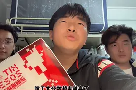 985院校学子模仿李佳琦“文学”推销学校通知书，奥运冠军杨威加入模仿吐槽国足：这么多年打叙利亚还是0-1图片