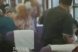 摊上大事了！男子遭80岁老太用拐杖暴打，反手一击老太倒地不起图片