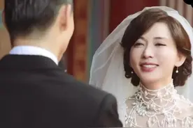 家暴疑云笼罩，林志玲却高调秀恩爱庆祝结婚3周年，婚礼上她哭了图片