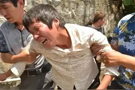 新婚丈夫牺牲，为撑起家妻子改嫁大伯哥，30年后祭拜爱人失声痛哭图片