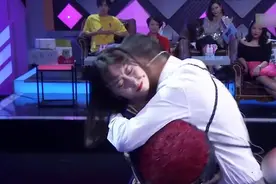 男子自称月入100万，却拿假钻戒求婚，被女友识破后当场翻脸图片