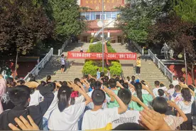 淅川县荆紫关镇一小举行期末谢师礼活动:铭记教诲，感念师恩图片