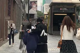 王宝强带儿子和女友冯清游玩香港，“后妈”与王子豪关系融洽图片