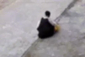 小姑子把1岁侄子推倒在地，据说嫁出去已两年，却常年居住在娘家图片