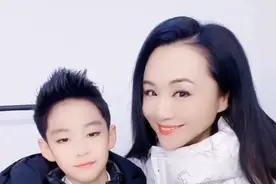 曹颖10岁儿子颜值太高，大眼睛比女生还漂亮，长相酷似妈妈图片