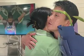 泪目!王皓美丽妻子去国乒接他回家,儿子1年没见老爸,爱妻贴脸拥抱图片