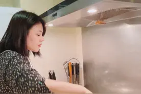 马思纯在家做饭被拍，小腹突出明显疑似怀孕，大腿粗壮仍坚持健身图片