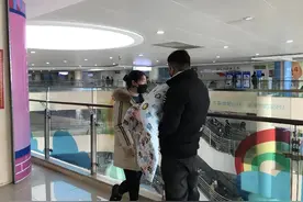 早产双胞胎命悬一线，父亲含泪“抓阄”来抉择救谁，后续来了图片