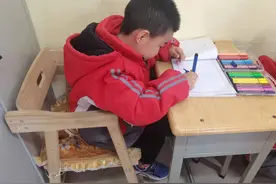 班上来了一位特殊的学生，大家看着都心疼，竟然因为一次小意外图片