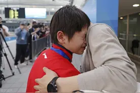 全红婵丢冠，何威仪陪伴徒弟看比赛，红姐采访感谢陈若琳教练图片