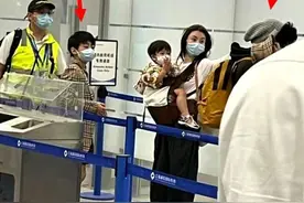 张柏芝带仨娃走机场，长子高冷次子满身名牌，小儿子长成老二翻版图片