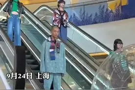 商场内模特站电梯上走秀，模特：不用自己走，太爽了图片