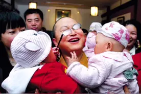 2008年，素全法师连破3戒拯救孕妇，生108“罗汉娃”，结局如何？图片