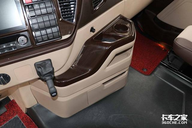 底盘自重仅8.9吨，五星级驾驶室，解放JH6载货车舒适性再升级！