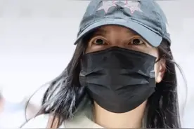 47岁赵薇久违现身，素颜显老发福不少，眼睛水肿凸出变得好奇怪图片