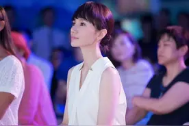 穿衣难看的原因找到了，“圆肩厚背”太影响气质，背薄才显年轻图片