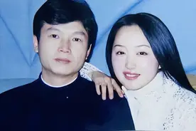 杨钰莹与初恋赖文峰分手25年后，一个娶妻生子，一个不婚不孕图片