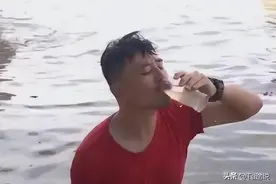中国小伙远赴印度，和高种姓美女暧昧，喝恒河水爆火：干净又卫生图片