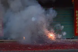 广东江门：一家公司年后复工，放鞭炮祝开工大吉，可是一个都没响图片
