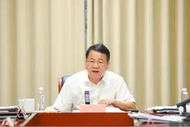 区委理论学习中心组举行专题学习会图片
