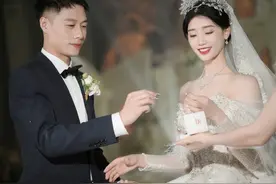 “一字马女神”官宣大婚！退役后整容相貌大变，老公高大帅气图片