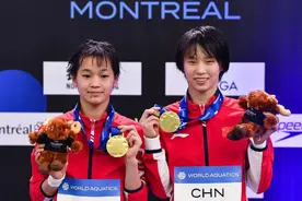 16岁全红婵击败陈芋汐夺双冠！妈妈跷二郎腿很开心，爸爸杀鸡庆祝图片