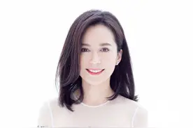 51岁俞飞鸿真是优雅到骨子里，亲自示范蓝色穿搭，知性又高级图片