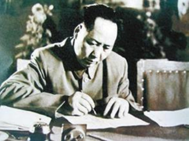 贺子珍逝世20年后，孔东梅揭露真相：毛主席的旧衣里有“秘密”