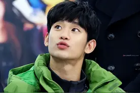 金秀贤：坚守，去用生命捍卫一个笑容，万里江山，不及你回眸一笑图片