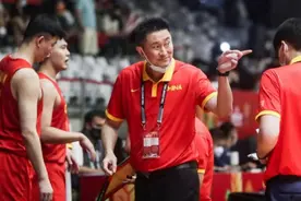 男篮大翻盘！姜伟泽连轰10分立大功，裁判2大黑哨罚下赵睿孙铭徽图片