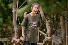 47岁林心如打羽毛球，眉毛稀疏，体型浮肿，活生生像大妈了图片