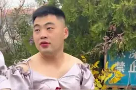 伴娘不能到婚礼现场，4名小伙穿裙子顶替，当事人：穿最大码的，伴郎接亲时看到都懵了图片