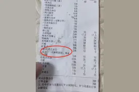 餐厅给顾客小票备注“事逼”，当事人：带了孩子，叮嘱不要辣椒，店家回应：服务员觉得麻烦，已开除图片