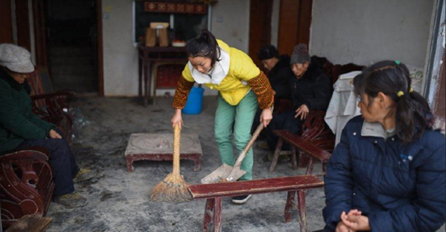闺蜜来我家住，我让老公睡沙发，闺蜜说：那你的男人真不行啊