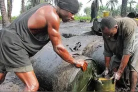 在尼日利亚的树林里，我看到鬼鬼祟祟的裸体男女，见到人就很警惕图片