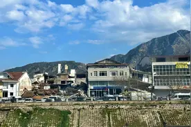 土耳其震后七日 中国企业开挖掘机救援 城市弥漫尸体味图片