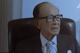 95岁李嘉诚罕见接受采访，谈及李光耀眼眶湿润，直言自己很怀念他图片