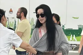 范冰冰又仗着美貌乱穿衣！雪纺裙配矮子乐 总算像个中年大妈了图片