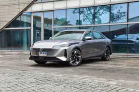 逸达:车长近4.8米,百公里不到6个油,造型贼酷,还看朗逸、轩逸吗?图片