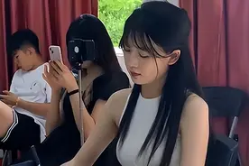 一高校美女老师火了，人美歌甜，她的课上学生就没有旷课过图片