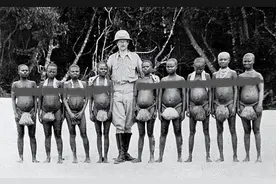 1865年非洲发现一矮人族，成人身高仅1.3米，8岁就要结婚生子图片