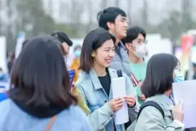 “对不起，我只找双休的工作”，00后怒怼公司人事：单休等于没休图片