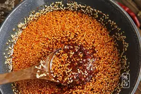 做油泼辣子，切记不要直接泼油，多加一步，又香又辣，拌啥都好吃图片