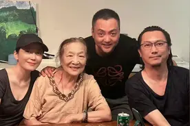51岁俞飞鸿现身同学聚会，穿深V白到发光，一旁“萧剑”脸色通红图片