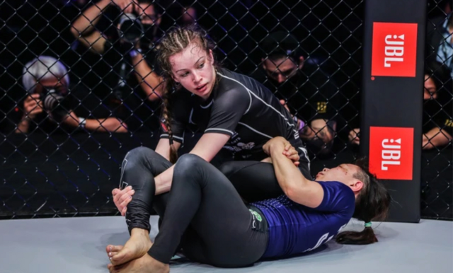 美国美女丹尼尔-凯莉登台对决俄罗斯桑博高手