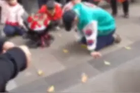 男子求复合在女生公司外冒雨跪一夜，目击者：他第二天上午才离开，警方回应：已劝说多次，他反而让我们走图片